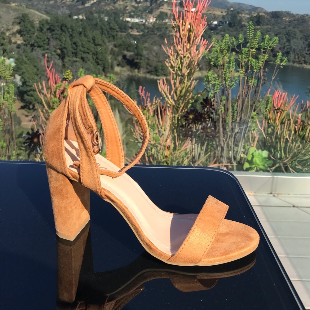 New chunky heel - Picture 2 of 9